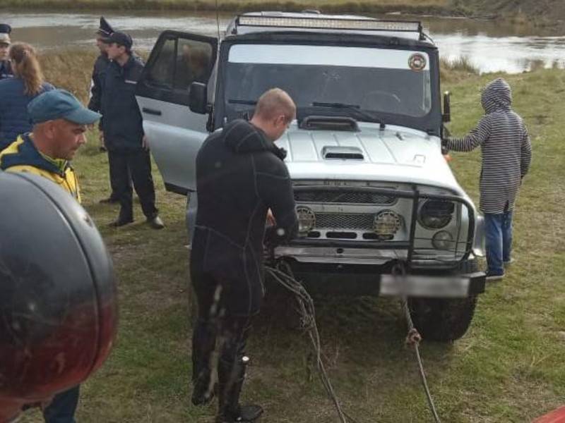 Трое погибли при падении автомобиля в реку на Урале - news.ru - Свердловская обл.