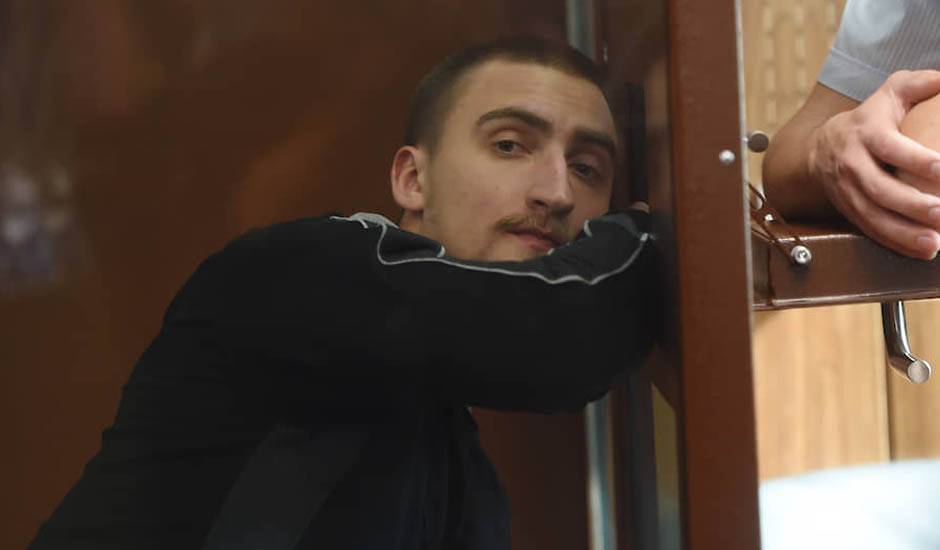 Павел Устинов - Московский суд приговорил к 3,5 годам актера Павла Устинова за «вывих плеча росгвардейца» - og.ru - Москва - Тверь