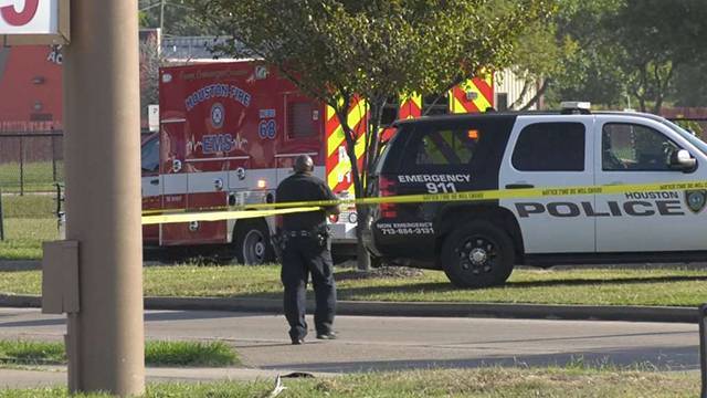 Вооруженного мужчину застрелили возле начальной школы в Хьюстоне - ren.tv - Техас - Houston