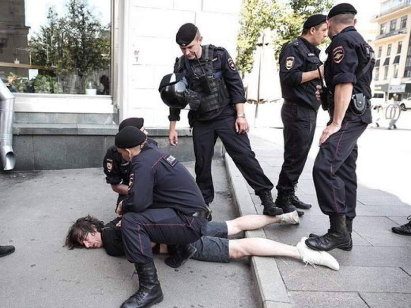 Константин Коновалов - Суд наказал москвича, которому на митинге сломали ногу - dayonline.ru - Москва