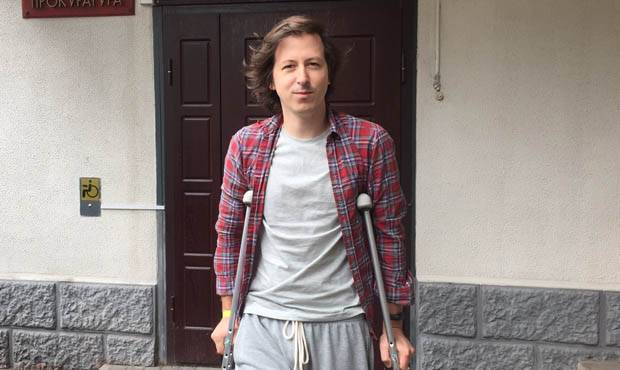 Константин Коновалов - Дизайнера, которому полицейские сломали ногу, оштрафовали за участие в митинге 27 июля - og.ru - Москва