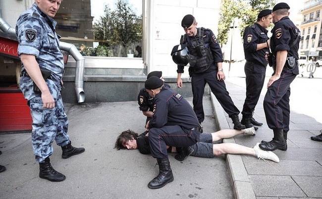 Константин Коновалов - Дизайнера, которому при задержании сломали ногу перед акцией 27 июля, оштрафовали на 10 000 рублей - theins.ru - Москва