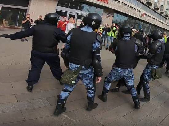 Павел Устинов - Почему задержали именно Павла Устинова, который просто стоял - 365news.biz - Москва