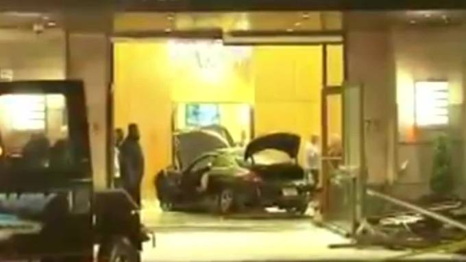 Видео из Нью-Йорка: Автомобиль протаранил Trump Plaza - piter.tv - шт. Нью-Йорк