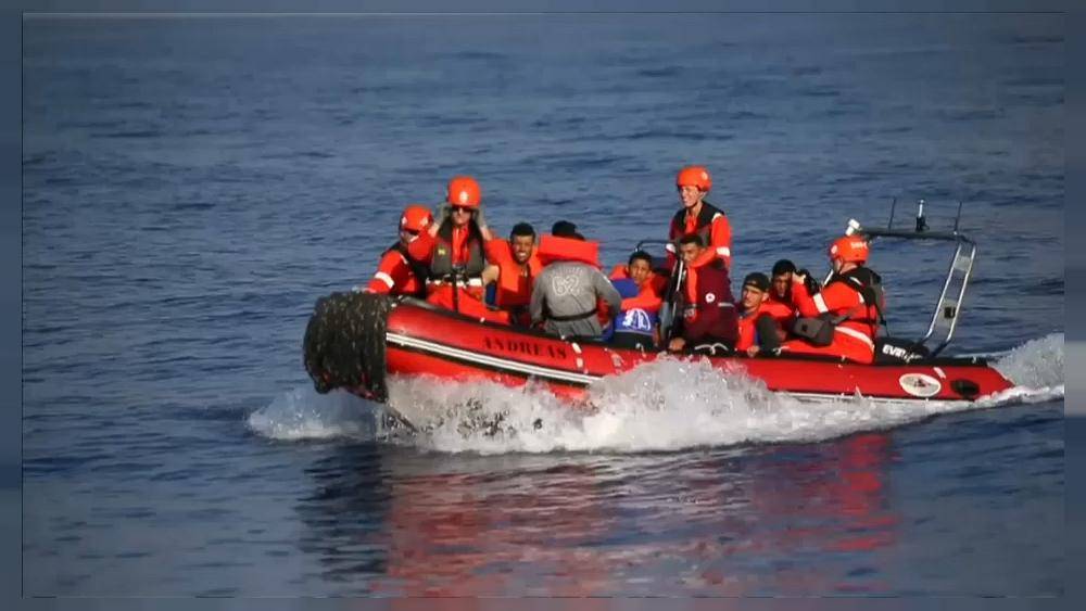Судно Alan Kurdi спасло 13 мигрантов - ru.euronews.com - Италия - Германия - Греция