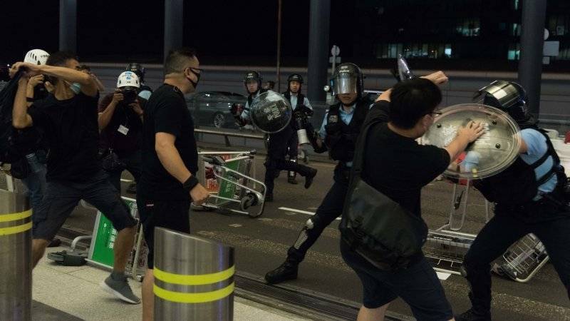 Метрополитен Гонконга подвергся актам вандализма - polit.info - Гонконг - Протесты