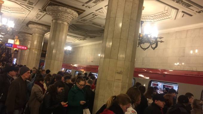На красной ветке петербургского метро произошел сбой - piter.tv