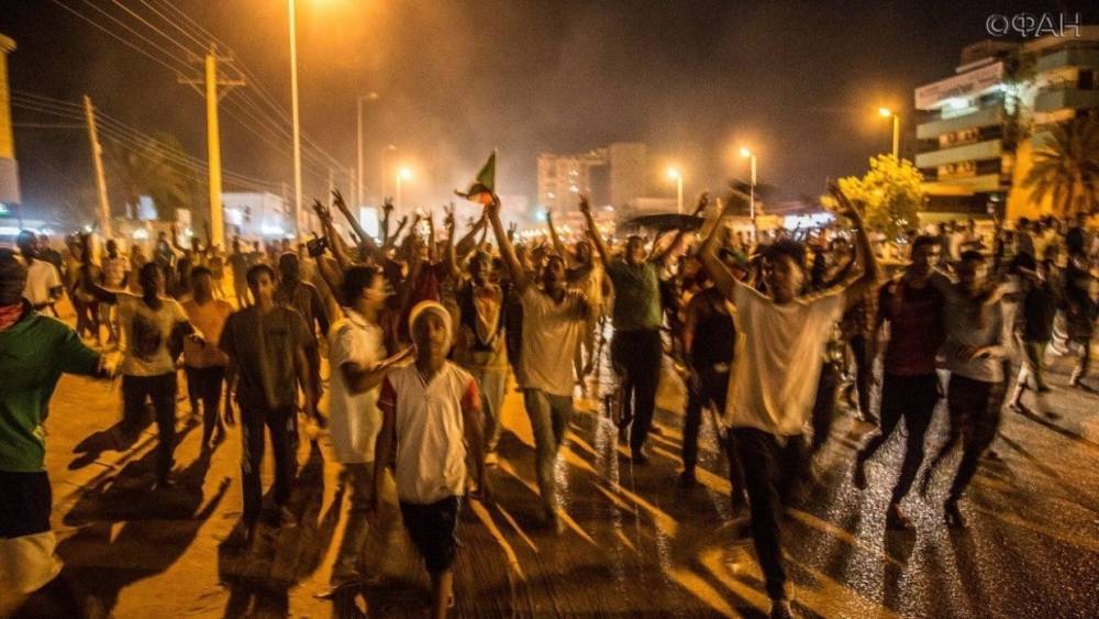 Омар Аль-Башира - Жители Судана требуют наказать чиновников Аль-Башира - riafan.ru - Судан - г. Хартум
