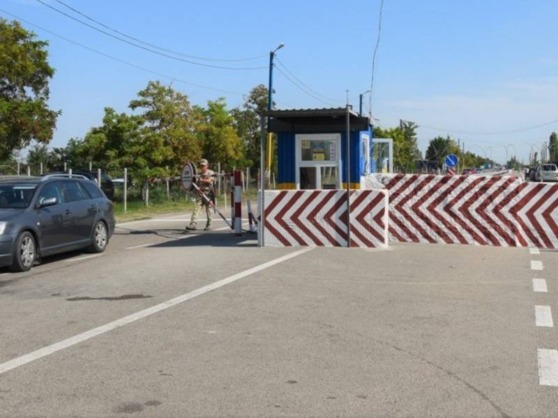 Украина закрывает автомобильный пункт пропуска на границе с Крымом - news.ru - Украина - станица Луганская