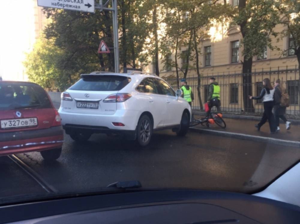 Степан Разин - Автоледи на Lexus сбила велосипедиста перед Литейным мостом - wvw.daily-inform.ru - Санкт-Петербург