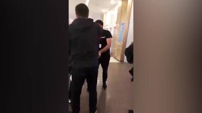 Дмитрий Курдесов - Эксперт прокомментировал жестокое избиение посетителя охранниками&nbsp;в ТЦ "Галерея" - piter.tv
