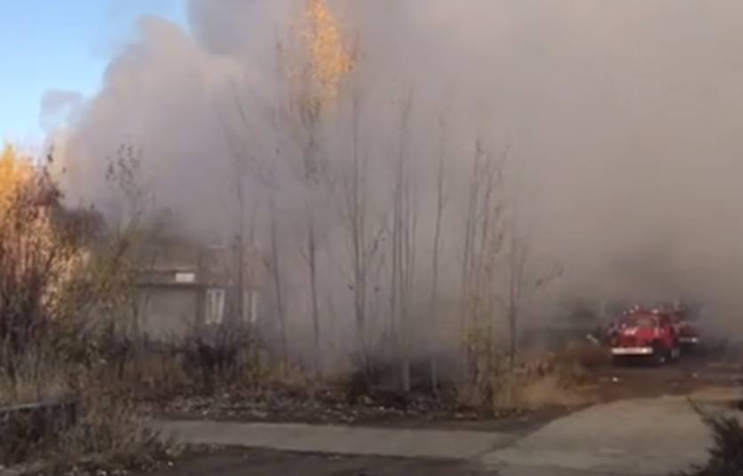 Видео с места пожара в жилом доме в Якутии - ren.tv - респ. Саха - район Мирнинский