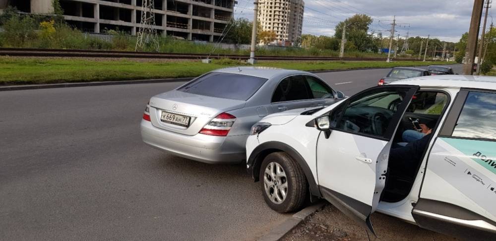 «Делимобиль» въехал в Mercedes на улице Матроса Железняка - wvw.daily-inform.ru - Санкт-Петербург - р-н Приморский