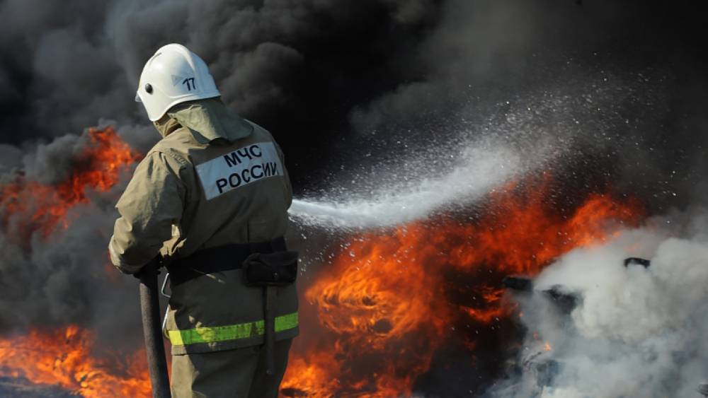 15 спасателей потушили три горящие хозпостройки в Левашово - wvw.daily-inform.ru - район Колпинский