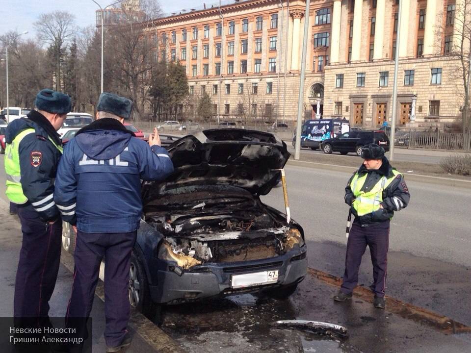 Пожарные в Санкт-Петербурге больше часа пытались потушить горящий автомобиль - newinform.com - Ленинградская обл. - Санкт-Петербург - р-н Приморский - Петербург