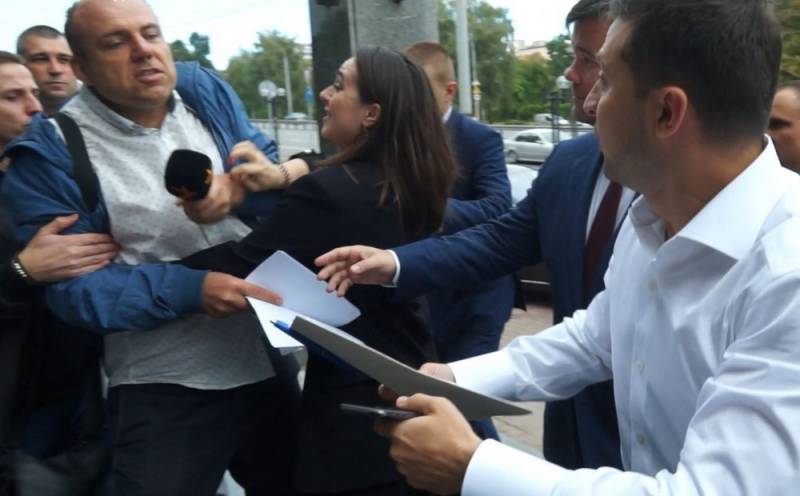 Юлия Мендель - Михаил Ткач - Пресс-секретарь Зеленского грубо оттолкнула журналиста от президента - topcor.ru - Украина