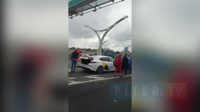 Спасатели вырезают водителя из автомобиля после аварии на ЗСД - piter.tv
