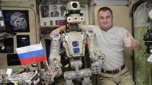 Алексей Овчинин - Робота "Федора" перенесли в корабль перед возвращением на Землю - ren.tv