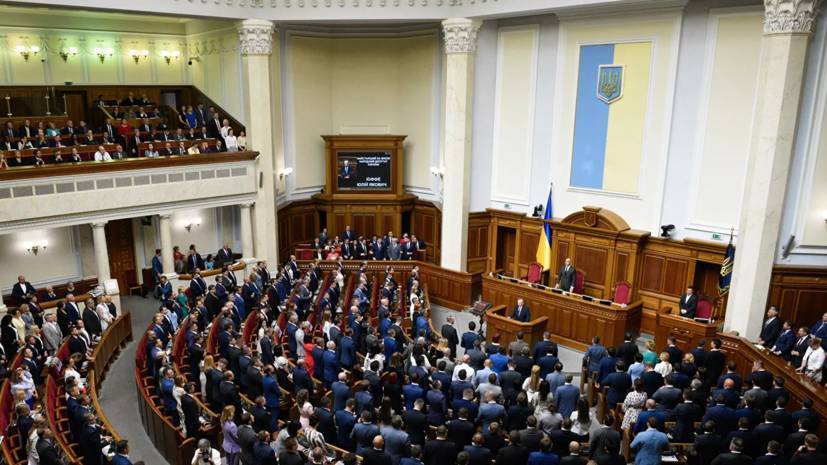 Владимир Зеленский - Рада направила законопроект о сокращении числа депутатов в КС - russian.rt.com - Украина - Парламент