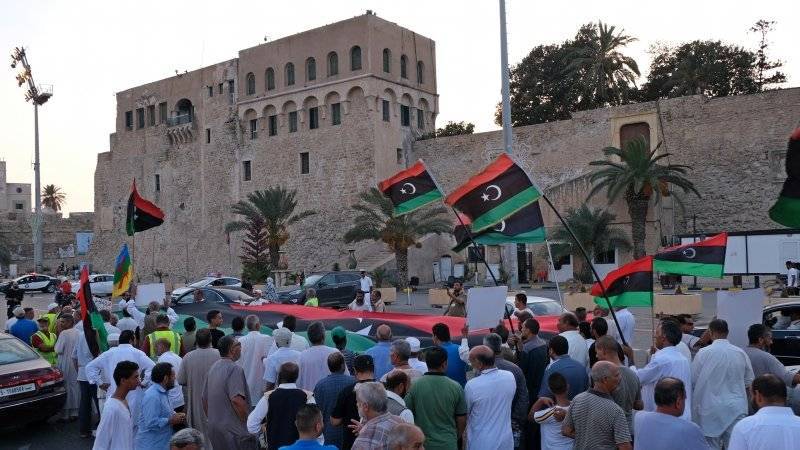 Муаммар Каддафи - Молодые ливийцы перекрыли магистраль в знак протеста против политического кризиса - polit.info - Ливия - Триполи - Ливан