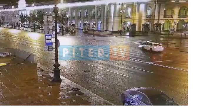 На Невском авто влетело в плиту подземного перехода - piter.tv