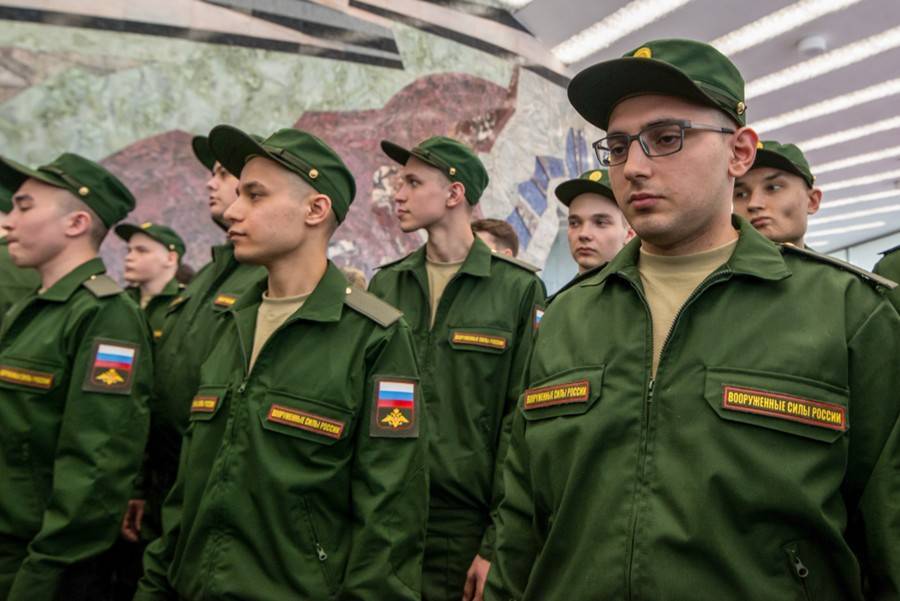 Евгений Бурдинский - В российской армии стало меньше 18-летних призывников - m24.ru - Россия