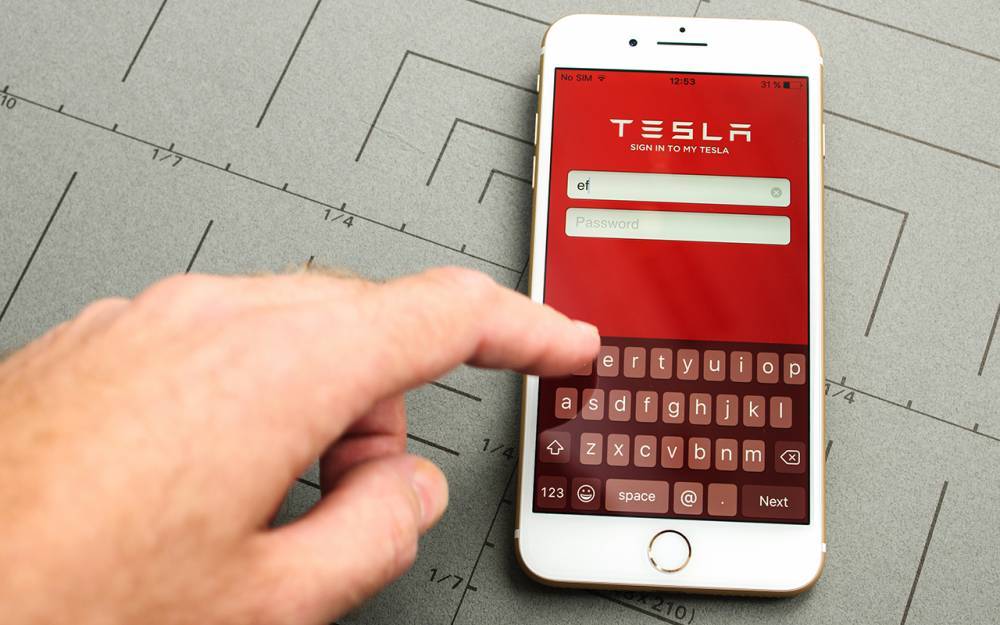 Шутки из будущего: телефоны заперли владельцев Tesla в машинах - zr.ru