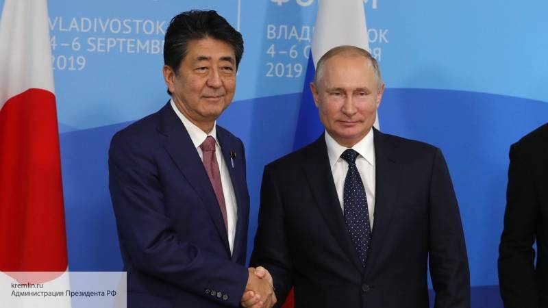 Владимир Путин - Синдзо Абэ - Артем Шишков - Россия стремится к заключению мирного договора с Японией - Путин - politros.com - Россия - Япония