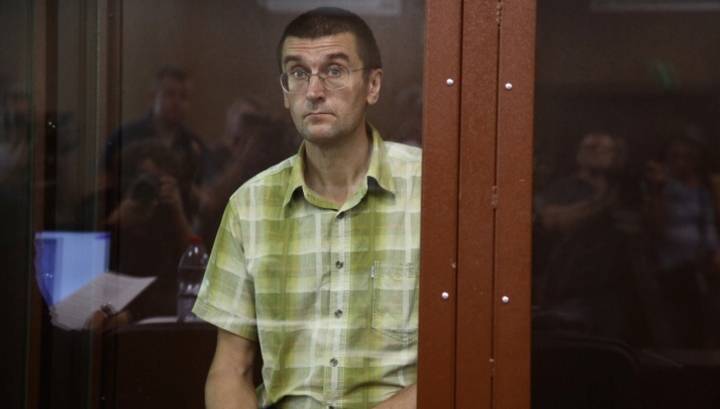 Евгений Коваленко - Олеся Менделеева - Манифестант, бросивший урну в полицейских, получил 3,5 года - vesti.ru - Москва