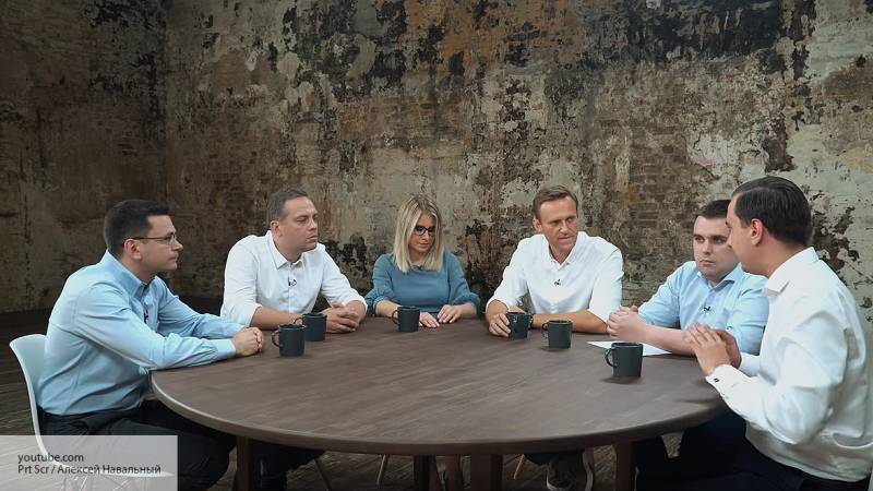 Алексей Навальный - Артем Шишков - Навальный - Силовики проводят обыски в ФБК и штабе Навального по делу об отмывании миллиарда - politros.com