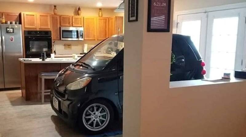 Мужчина припарковал автомобиль Smart на кухне дома, чтобы его не сдуло ветром урагана Дориан - usa.one - шт.Флорида