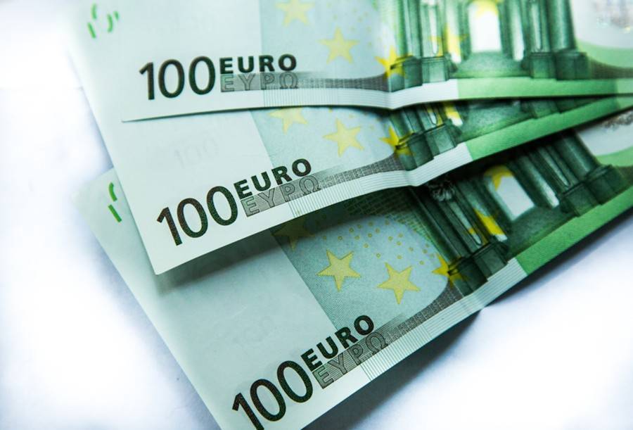 Антон Шабанов - Официальный курс евро вырос до 72,89 рубля - m24.ru - США