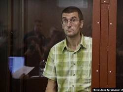 Евгений Коваленко - Евгения Коваленко, бросившего урну в сторону полиции, осудили на 3,5 года - novostidnya24.ru - Москва