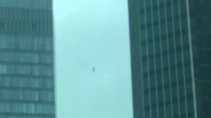 Видео: между башнями "Москва-Сити" с троса сорвался канатоходец - piter.tv - Москва - Россия - Германия