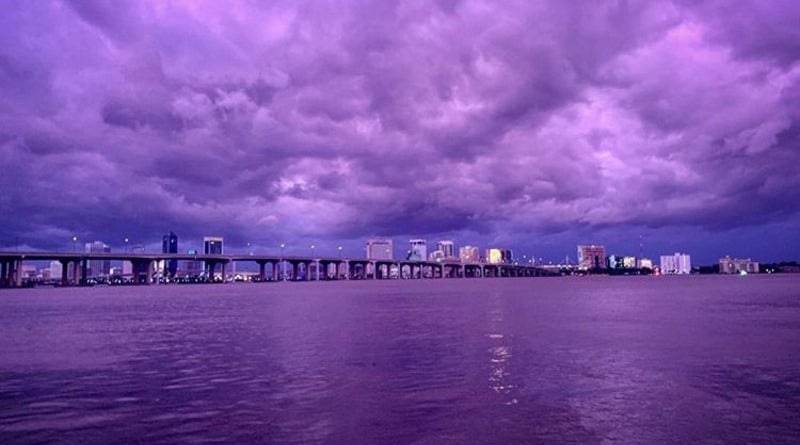 Пурпурно-фиолетовый закат: небо во Флориде после урагана стало невероятного цвета (фото) - usa.one - шт.Флорида