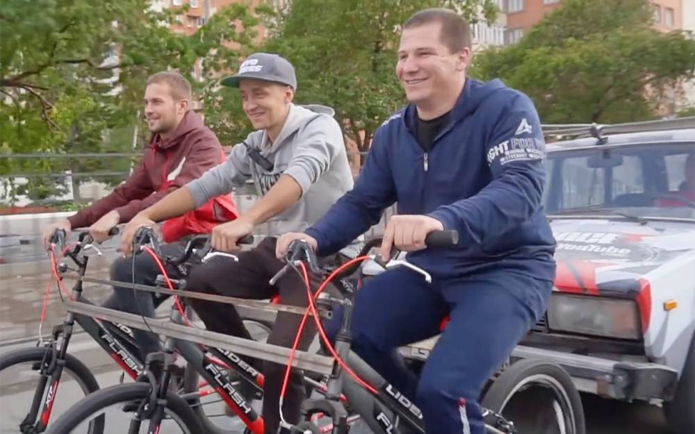 Вместо лошадиных сил три пары ног – буксировка автомобиля велосипедами - zr.ru