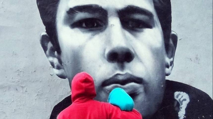 Сергей Бодров - Ника Минаж - Hoodgraff отреставрировали граффити с портретом Сергея Бодрова - 5-tv.ru - Санкт-Петербург