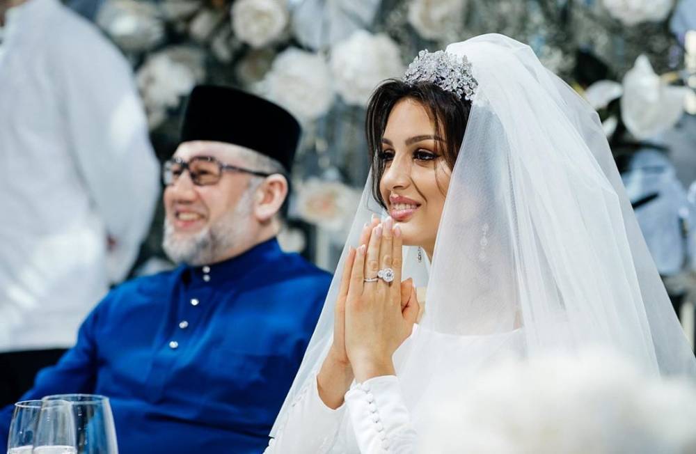 Оксана Воеводина - Экс-король Малайзии сожалеет о женитьбе на "Мисс Москва" - ren.tv - Москва - Малайзия