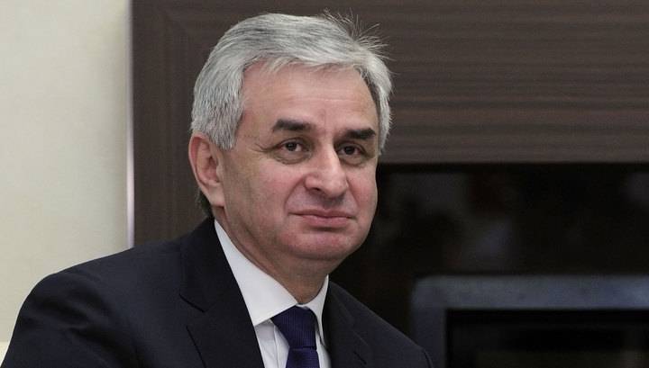 Рауль Хаджимба - Алхас Квициния - Глава Абхазии объявил себя победителем местных выборов, но ЦИК пока не подтверждает результаты - vesti.ru - Апсны