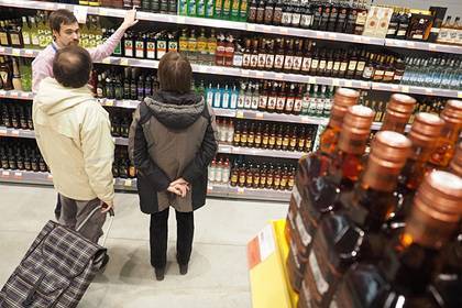 В России подорожали алкогольные напитки и сигареты - lenta.ru - Россия