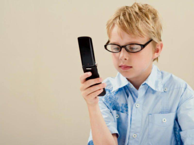 Роспотребнадзор дал советы по защите детей от вредного влияния мобильных телефонов - vm.ru