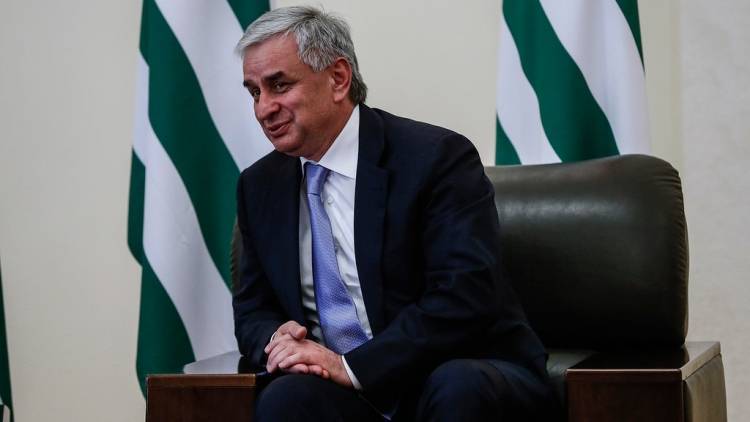 Ахра Авидзба - Парламент Абхазии попросил президента Хаджимбу уйти в отставку - inforeactor.ru - Апсны