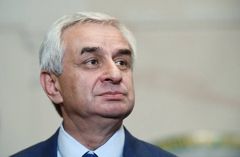Рауль Хаджимбы - Президент Абхазии предложил митингующим провести переговоры - tvc.ru - Апсны