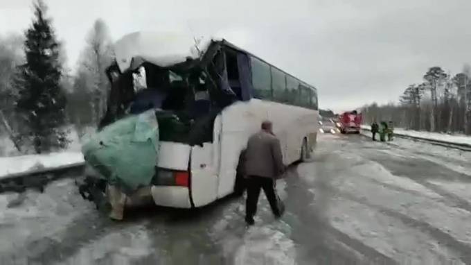 В Пермском крае автобус со школьниками попал в массовое ДТП - piter.tv - Пермский край
