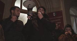 Рауль Хаджимбы - Алхас Квициния - Аслан Бжания - Абхазская оппозиция призвала к немедленной отставке Хаджимбы - kavkaz-uzel.eu - Апсны