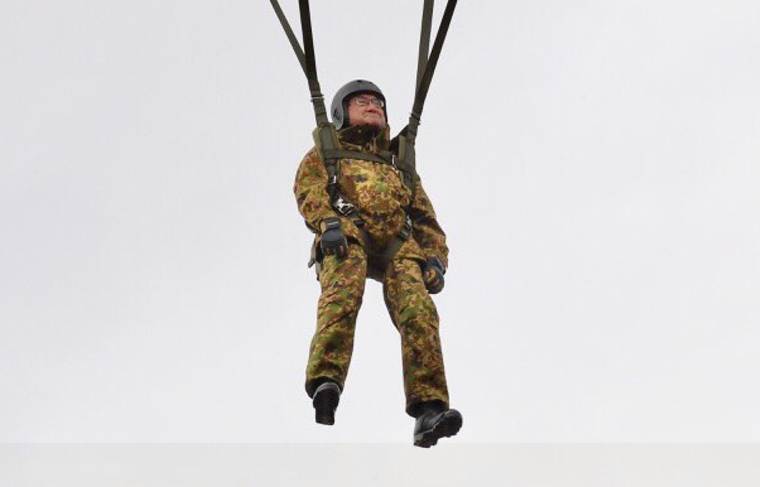 Таро Коно - Министр обороны Японии прыгнул с парашютом во время совместных учений с США - news.ru - США - Токио - Япония