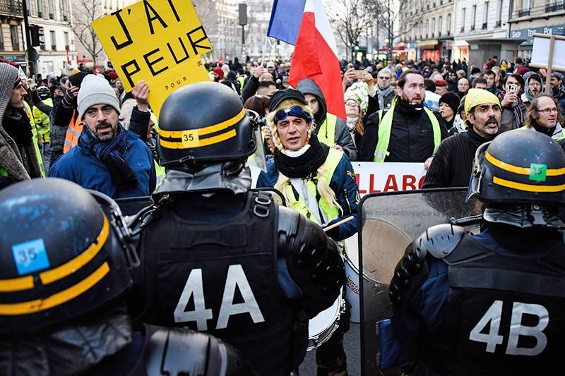 Филипп Эдуар - Власти Франции пошли на уступки протестующим и снизили пенсионный возраст - tvc.ru - Франция - Париж