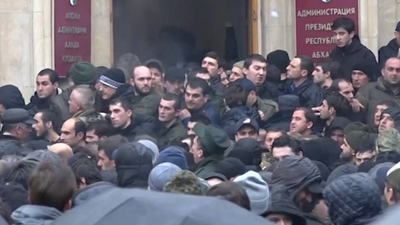 Рауль Хаджимба - Ахра Авидзба - Протестующие в Абхазии потребовали объявить дату новых выборов - newizv.ru - Апсны