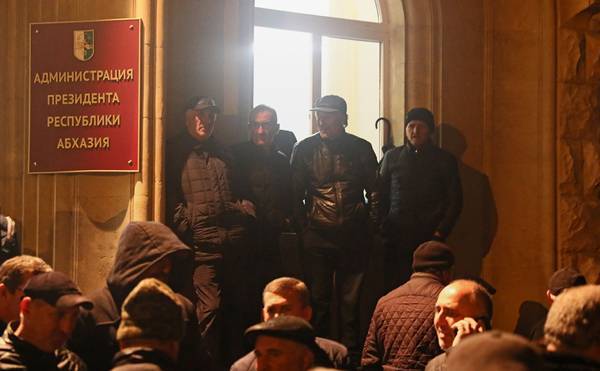 Ахра Авидзба - Аслан Бжания - В Абхазии протестующие выдвинулись к госдаче президента - nakanune.ru - Протесты