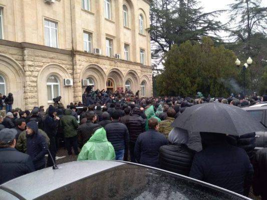 Ахра Авидзба - Протестующие направились к резиденции президента Абхазии - eadaily.com